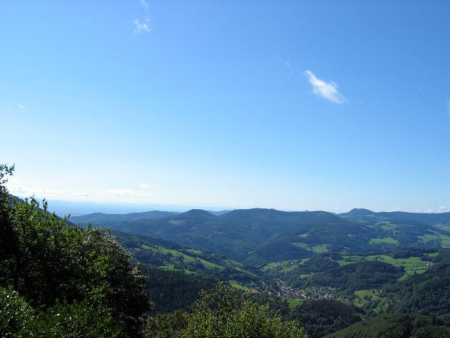 Panoraama majapaikkamme pihalta. Aubure, Ranska.