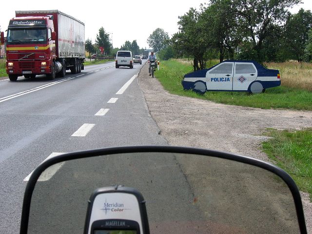 Poliisi valvoo liikennett. Nisko, Puola.