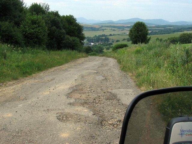 Kožanyn ja Okrhlen vlisen tien pllyste alkaa kaivata korjausta. Kožany, Slovakia.