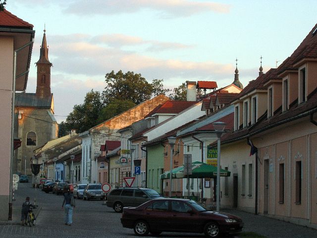Kuvassa pari kirkkoa ja yksi synagoga. Bardejov, Slovakia.