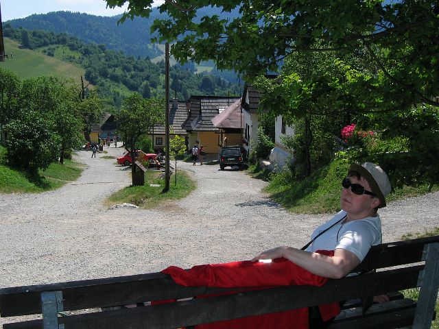 Varjoisa lepopaikka kyln huipulla. Vlkolinec, Slovakia.