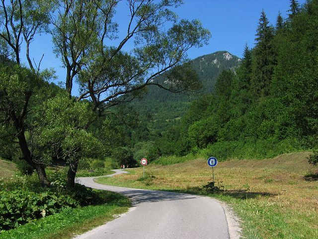 Vlkolinecin kyln vie kiemurainen asfalttipolku. Vlkolinec, Slovakia.