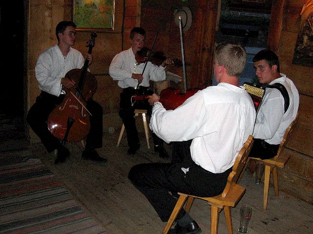 Orkesteri soittaa kansanmusiikkia ravintola Karcma Wnukassa. Zakopane, Puola.