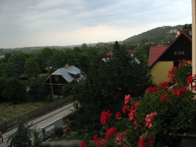 Nkym huoneemme parvekkeelta. Mell Kasimir Suuren pystyttmn linnan pyre torni. Kazimierz Dolny, Puola.