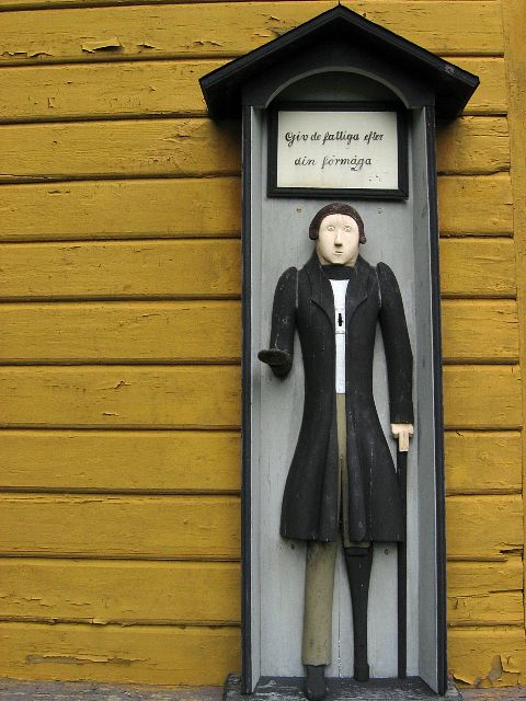 Siipyyn kirkon vaivaisukko: "Giv de fattiga efter din frmga". Kristiinankaupunki, Suomi.