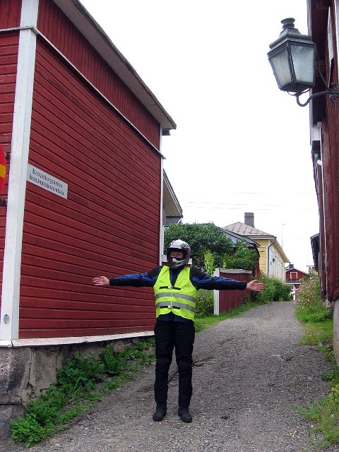 Kissanpiiskaajankuja (kapeimmillaan 299 cm), Suomen kolmanneksi kapein katu. Kristiinankaupunki, Suomi.