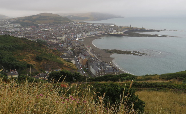 Kaupunki Constitution Hillilt kuvattuna. Aberystwyth, Wales 16.7.2018.